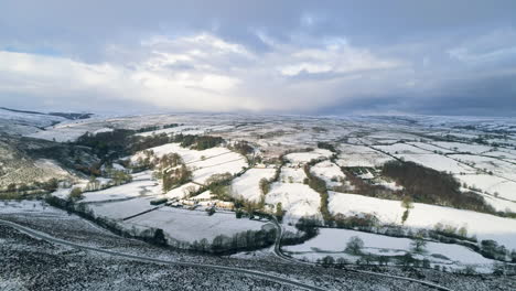 North-York-Moors-Schneeszene-Drohnenflug,-Castleton,-Rosedale,-Flug-über-Westerdale-Mit-Schwenk-Nach-Unten,-Winterkälte-Und-Stimmungsvolle-Wolken,-Phantom-4,-Clip-6