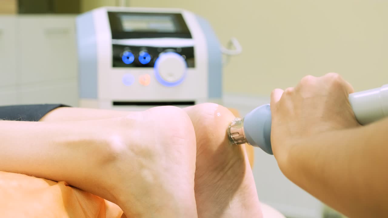 врач-ортопед, занимающийся шоковой терапией