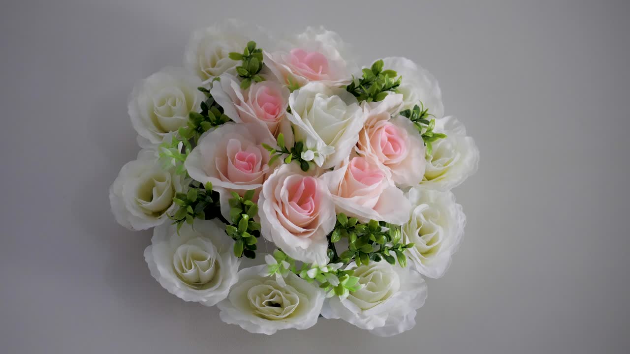 decorazione floreale di nozze appesa al muro