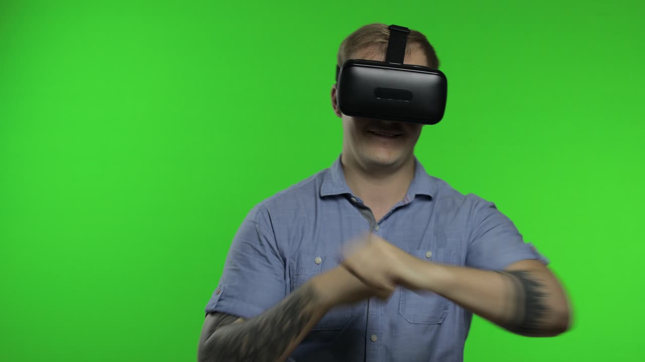 uomo che usa un casco vr per giocare. guarda video 3d 360 di realtà virtuale. chroma key