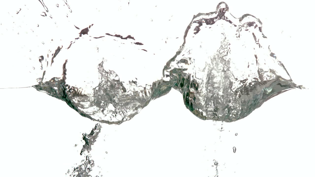 색 배경 에 물 에 빠지는 진주 부분