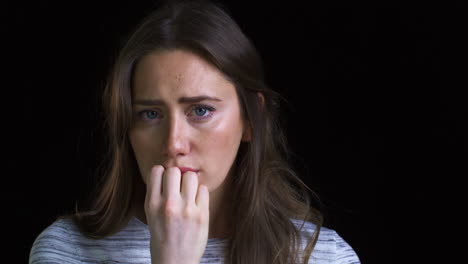 primer plano de una joven infeliz mirando tristemente a la cámara