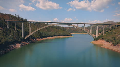 Valle-Del-Río-Zezere-En-El-Centro-De-Portugal-Pasando-Por-Un-Puente-Disparado-Por-Un-Dron