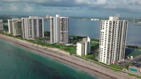 vista frente al mar desde una península de florida con vistas desde condominios frente al mar