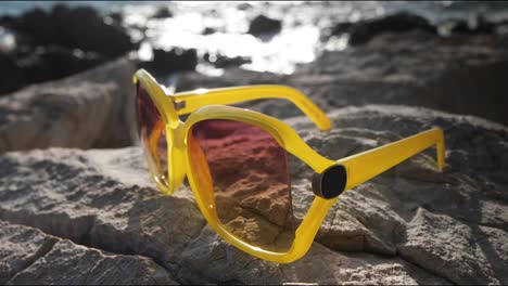 gafas de sol amarillas 4k 01