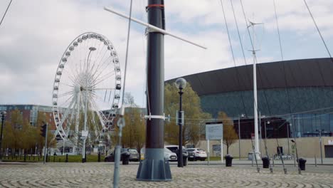 arena y noria en los muelles de liverpool