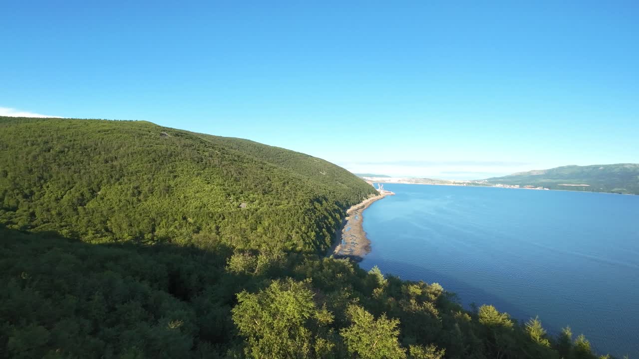 Oplev morgendagens ro over fantastiske kystlinjer, frodige grønne områder og roligt vand