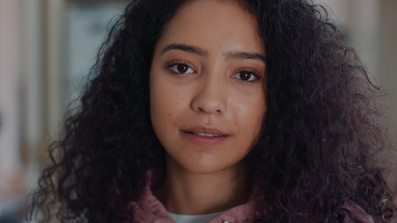 retrato de una hermosa adolescente en la cocina en casa sonriendo feliz disfrutando de un estilo de vida despreocupado