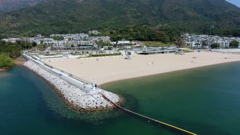 Vista-Aérea-De-La-Costa-De-Hong-Kong-Lung-Mei-Tsuen,-Incluida-Una-Extensión-De-Playa-Artificial