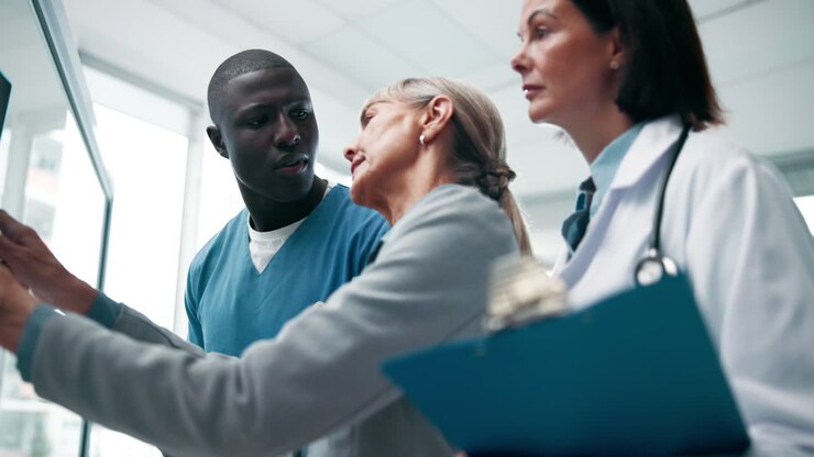 Professionisti medici che esaminano i dati dei pazienti