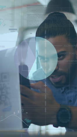 animación del procesamiento de datos financieros sobre un empresario biracial que usa un teléfono inteligente
