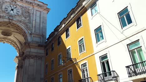 Descubra-El-Arco-Da-Rua-Augusta-En-Lisboa-En-Un-Impresionante-Formato-4k.-Esta-Fluida-Panorámica-De-La-Cámara-Captura-El-Esplendor-Arquitectónico-Y-El-Significado-Histórico-De-Este-Emblemático-Lugar,-Perfecto-Para-Los-Entusiastas-De-Los-Viajes.