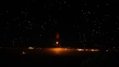 el artista muestra habilidades de fuego por la noche.