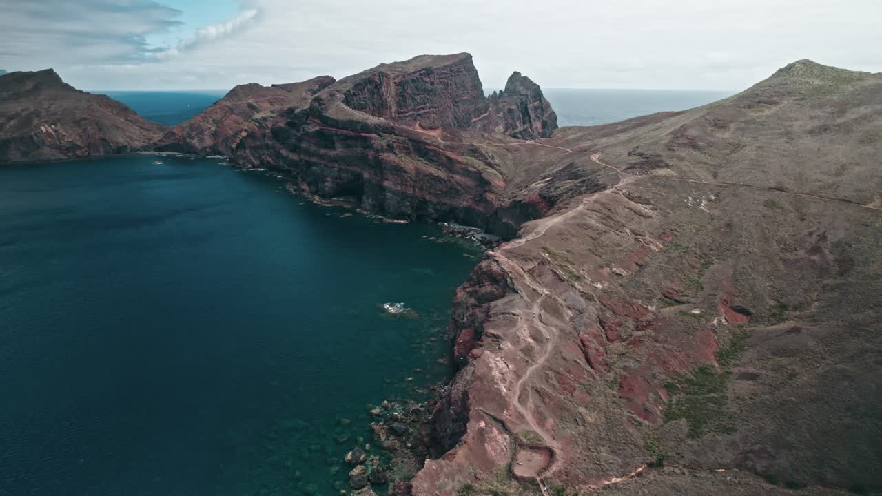 acantilados de madeira, costa, sendero de senderismo, isla, aéreo, disparo de drones, océano