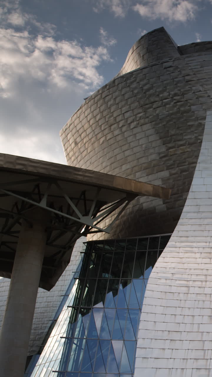 barcelona - españa - 12 de junio de 2024: vista del museo guggenheim en bilbao, españa en vertical