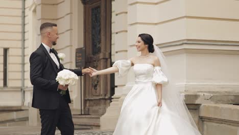 Retrato-De-Recién-Casados,-Novia-Caucásica-Del-Novio-Caminando,-Abrazando,-Abrazos-Cerca-Del-Viejo-Castillo,-Pareja-De-Novios