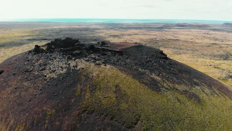 vista aérea del cráter saxholl en islandia