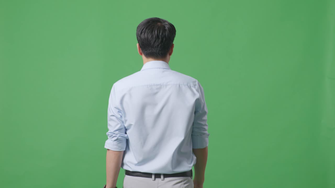 스튜디오에서 녹색 스크린 배경에서 는 아시아 사업가의 뒷면