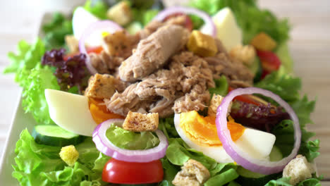 Tuna-with-vegetable-salad-and-eggs