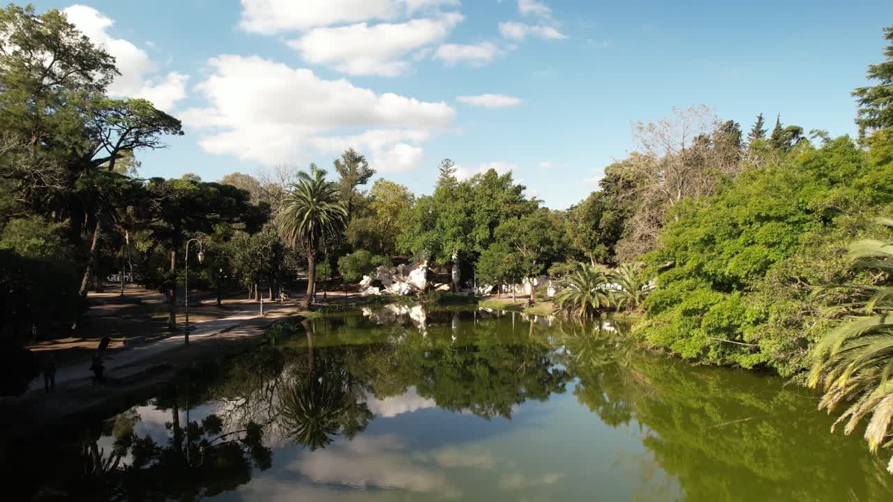 aerial revelando el lago artificial de paseo del bosque, ciudad de la plata, argentina