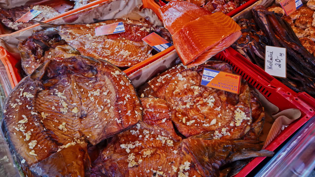 야외 생선 시장 에서 담배 를 피운 연어 - 고립 된 근접 사진