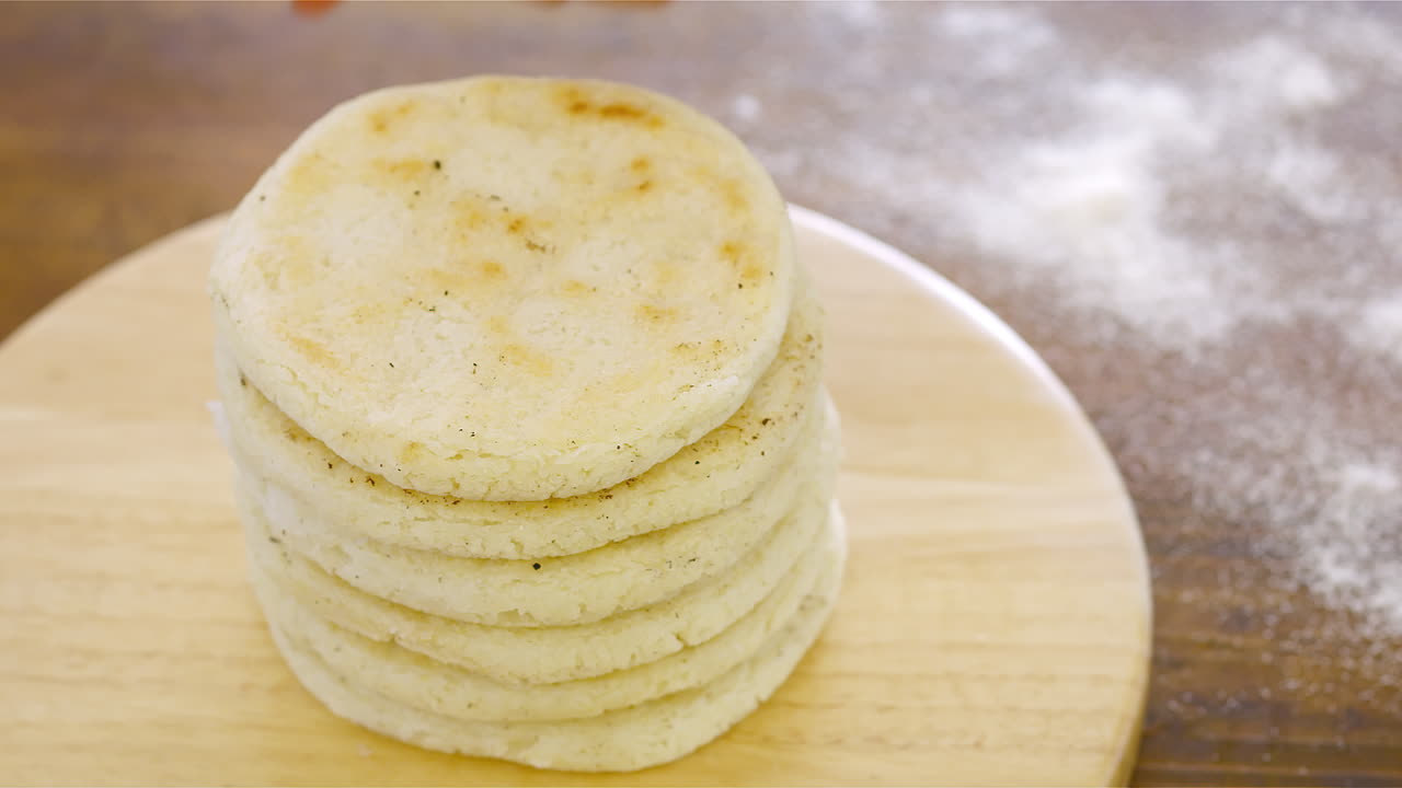 arepas, plato venezolano hecho de harina de maíz