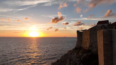 puesta de sol sobre las murallas de dubrovnik