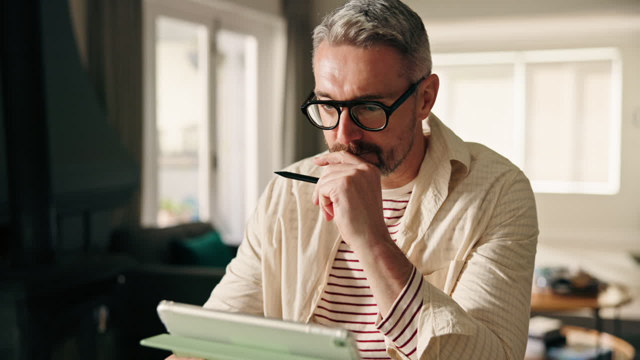 hombre usando una tableta
