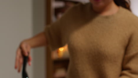 primer plano de una mujer en casa en la cocina preparando una comida saludable vegetariana o vegana poniendo tofu cortado a bordo en la sartén 1