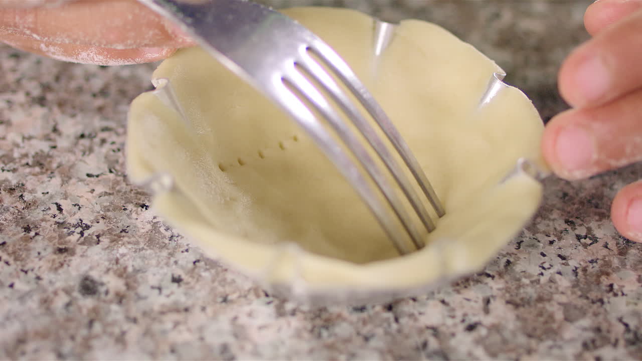 niño chef cocinando, cortando y horneando, minichef-5