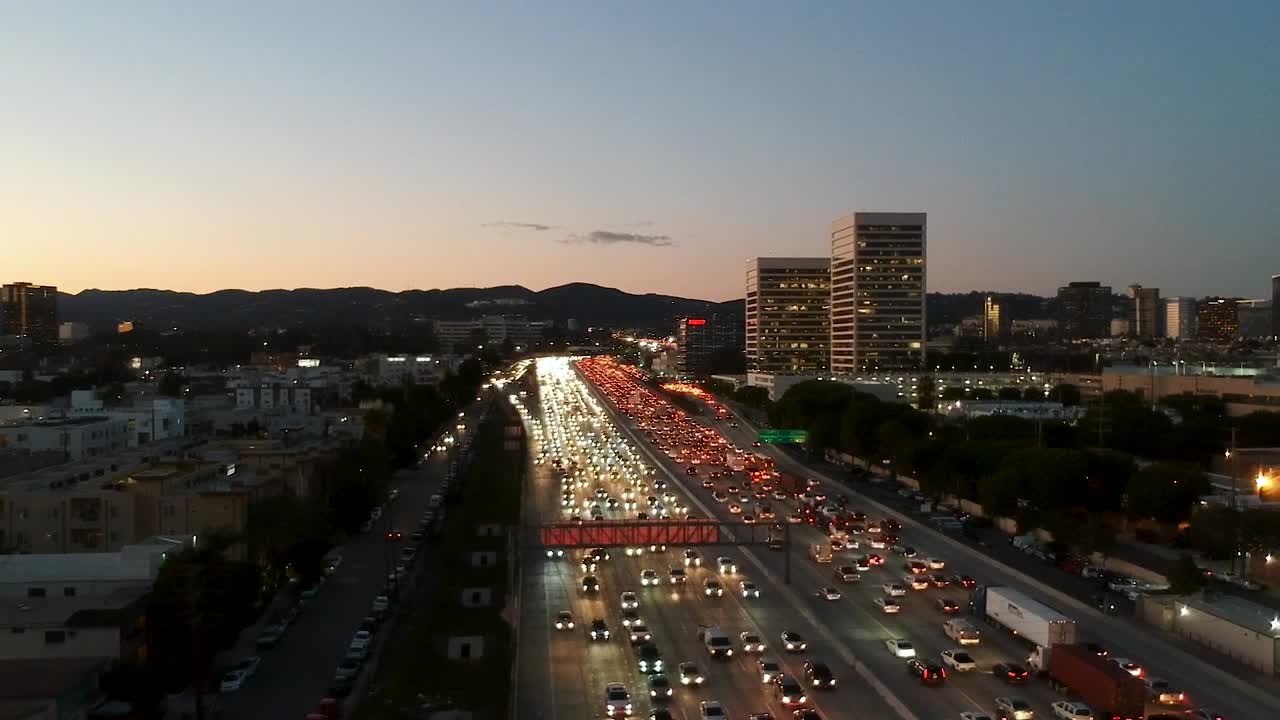 panorámica sobre la hora de tráfico en la autopista 405 al atardecer