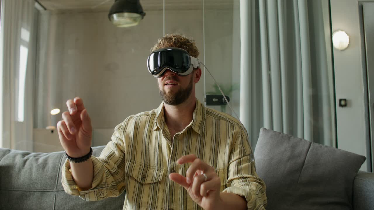 hombre experimentando la realidad virtual