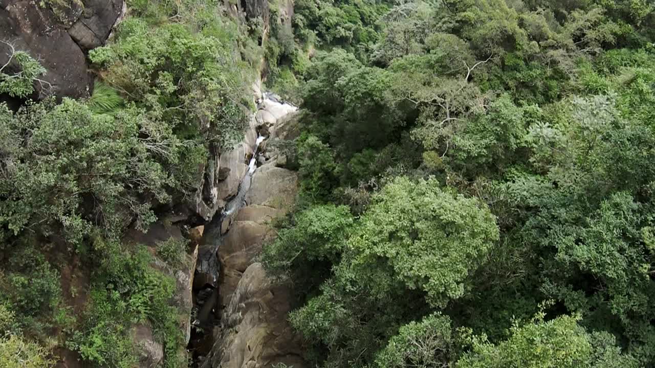 toma cinematográfica de arriba hacia abajo del cañón de sri lanka en las cataratas de ravana en el sur de asia, vista aérea