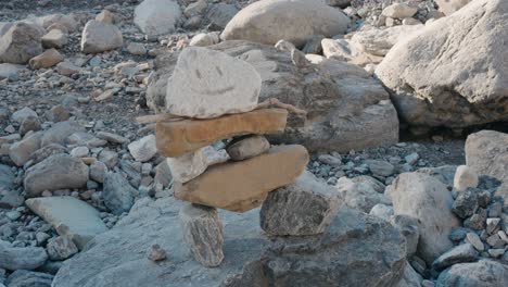 Una-Linda-Sonrisa-Hecha-Por-El-Hombre-Estatua-De-Inuksuit-De-Roca-En-El-Lecho-De-Un-Río-Seco-Bajo-El-Sol-Brillante