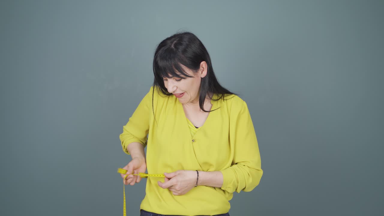 자신의 몸무게에 만족하는 여성.