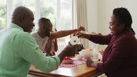 Familia-Afroamericana-De-Tres-Generaciones-Desayunando-Juntos-En-Casa
