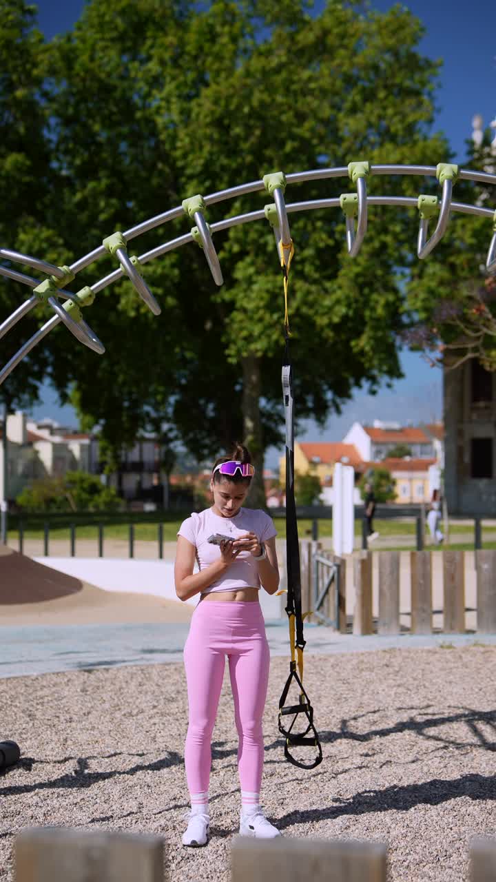 mujer trabajando en un parque