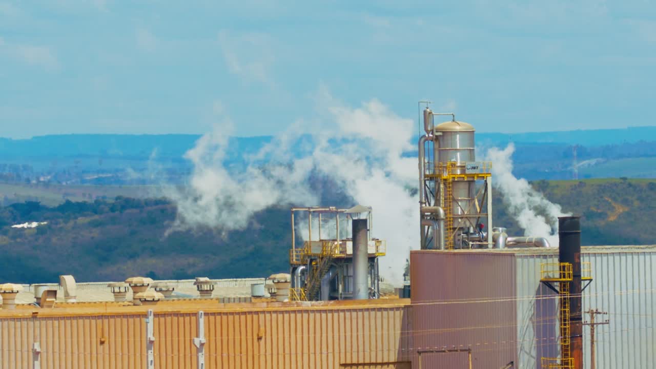 공기를 오염시키는 정유 공장의 독성 흰색 연기