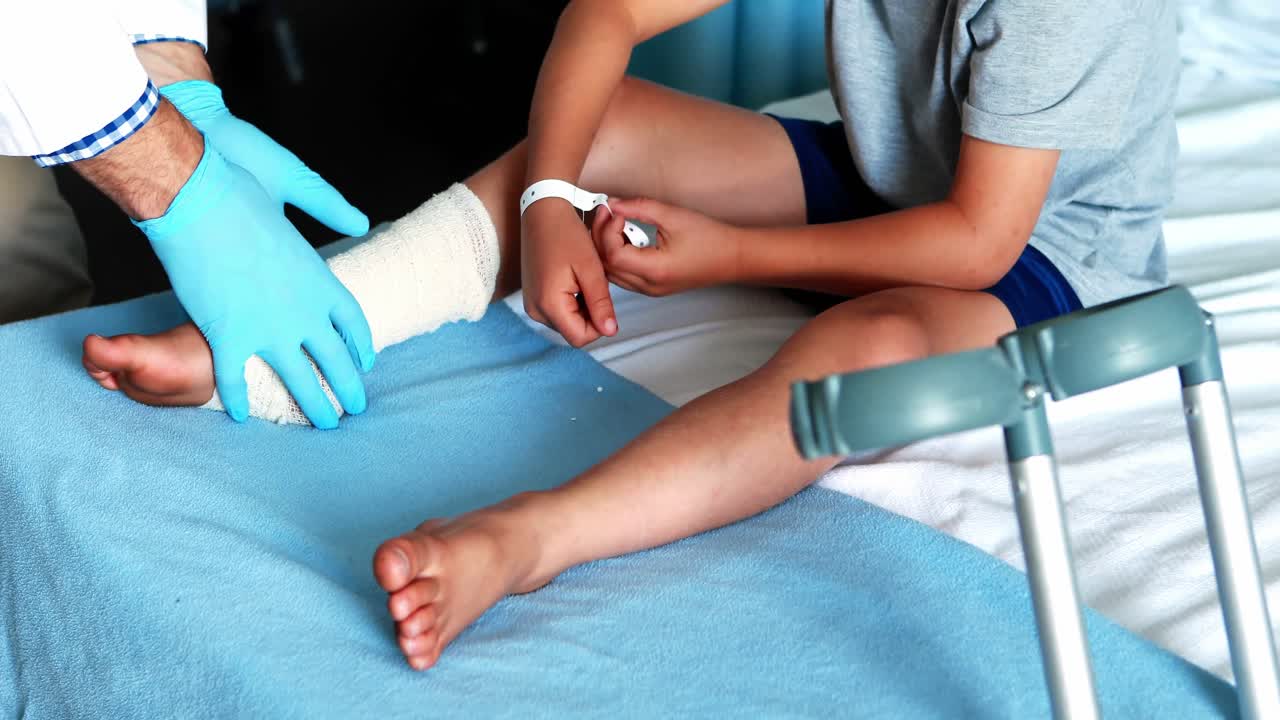 médico masculino examinando la pierna del paciente