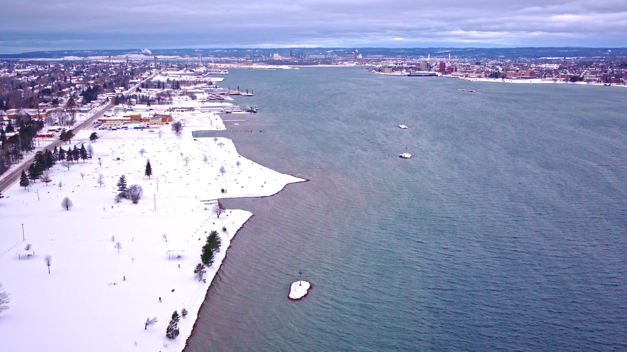 Vista cinematografica con drone di un traghetto che attraversa le acque del Michigan settentrionale vicino a Sugar Island