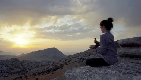 Entspannte-Frau,-Die-Meditation-In-Den-Bergen-Praktiziert