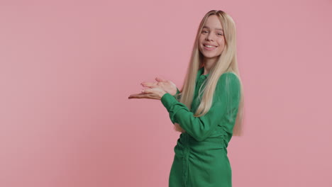 Mujer-Bonita-Mostrando-El-Pulgar-Hacia-Arriba,-Apuntando-A-La-Izquierda-En-Un-Espacio-En-Blanco,-Lugar-Para-El-Logotipo-De-Su-Anuncio.