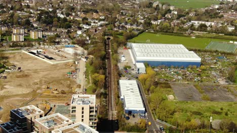 Toma-De-Drone-Del-Ferrocarril-Al-Lado-Del-Edificio