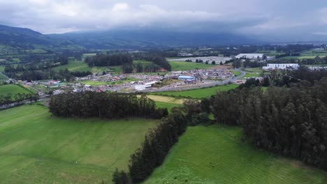 Video-Aéreo-Del-Sector-Obelisco,-En-El-Cantón-Mejía,-Parroquia-De-Aloag,-Provincia-De-Pichincha-Con-Primer-Plano-De-Un-Frondoso-Bosque