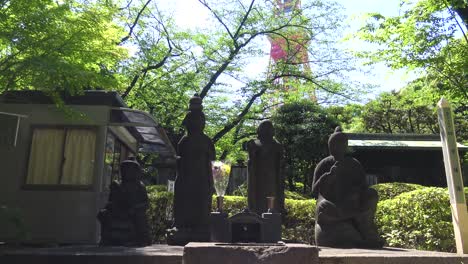 Estatua-De-Piedra-En-El-Jardín-Del-Templo-Zozo-ji