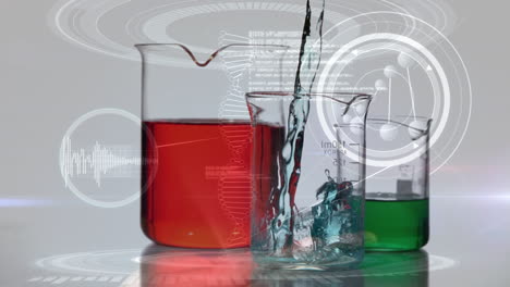 animación de la cadena de adn y procesamiento de datos sobre vasos con líquido