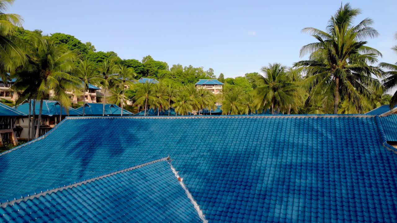 Luftpanorering ned over et afsidesliggende luksusresort i Indonesien