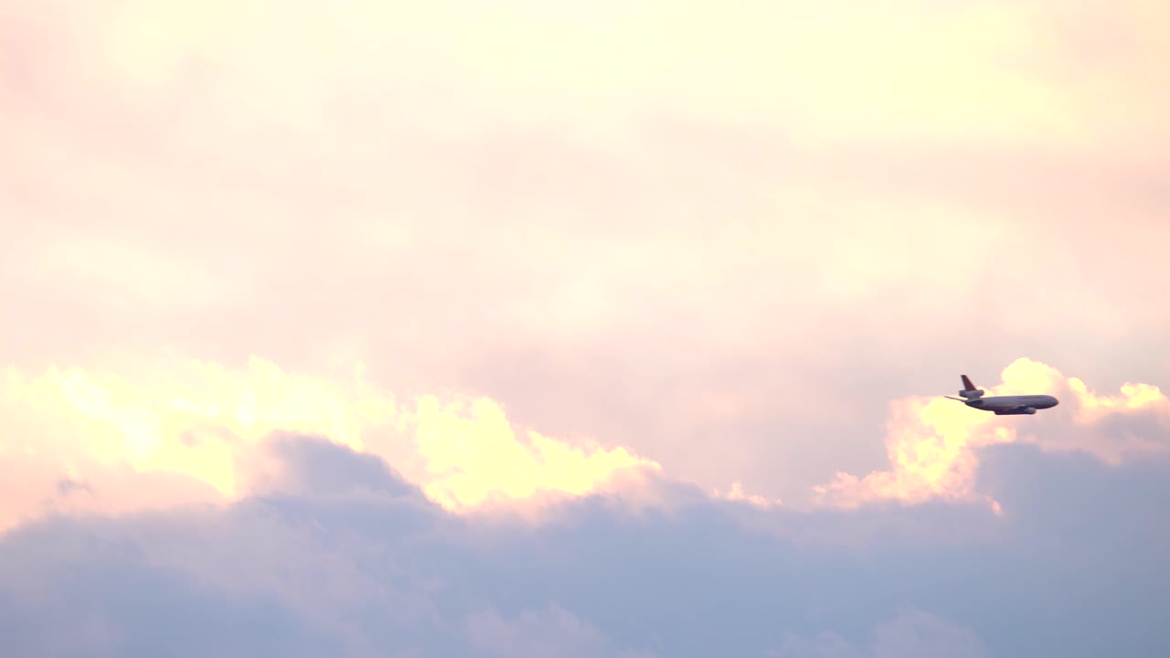 콜로라도 하늘을 날고 있는 에어 탱커 비행기