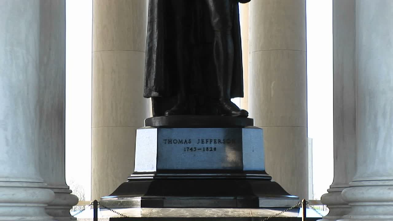 se ve una estatua de thomas jefferson de pie dentro del edificio conmemorativo de jefferson 1