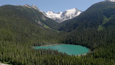 vista aérea del lago turquesa inferior joffre en el parque provincial de los lagos joffre en canadá